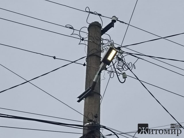 На вулицях Овруча вночі темно, а вдень світить ліхтар На вулицях Овруча вночі темно, а вдень світить ліхтар