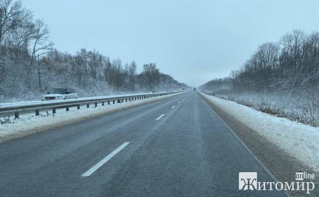 На дорогах Житомирщини вночі працювала спецтехніка: використали 1230 тонн протиожеледних матеріалів. ФОТО На дорогах Житомирщини вночі працювала спецтехніка: використали 1230 тонн протиожеледних матеріалів. ФОТО