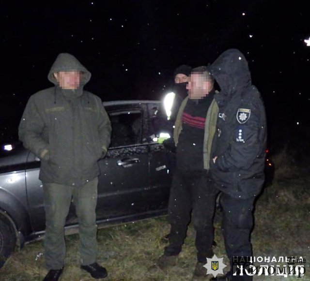 У селищі на Житомирщині п’яний чоловік викрав припаркований біля магазину автомобіль. ФОТО У селищі на Житомирщині п’яний чоловік викрав припаркований біля магазину автомобіль. ФОТО