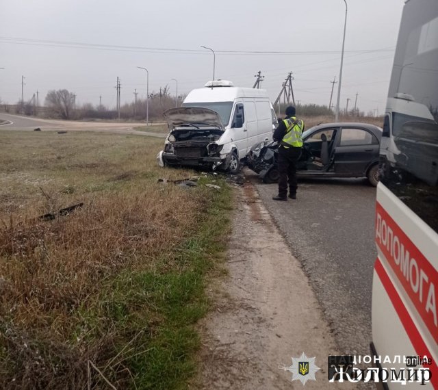 На території Коростишівської громади Daewoo виїхав на "зустрічку" та врізався в мікроавтобус: є травмовані. ФОТО На території Коростишівської громади Daewoo виїхав на "зустрічку" та врізався в мікроавтобус: є травмовані. ФОТО