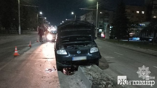 На Київській в Житомирі Volkswagen влетів на дорожнє огородження. ФОТО На Київській в Житомирі Volkswagen влетів на дорожнє огородження. ФОТО