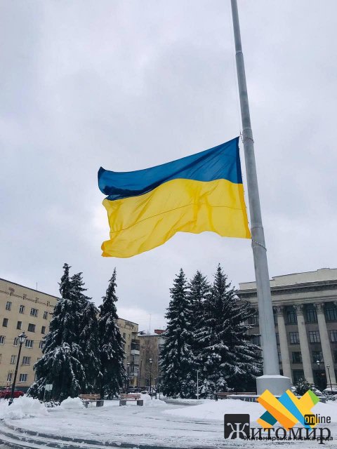 У Житомирі на майдані Соборному замінили прапор