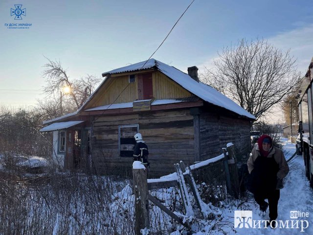 На Житомирщині рятувальники вивели з палаючого будинку чоловіка, який спав на ліжку На Житомирщині рятувальники вивели з палаючого будинку чоловіка, який спав на ліжку