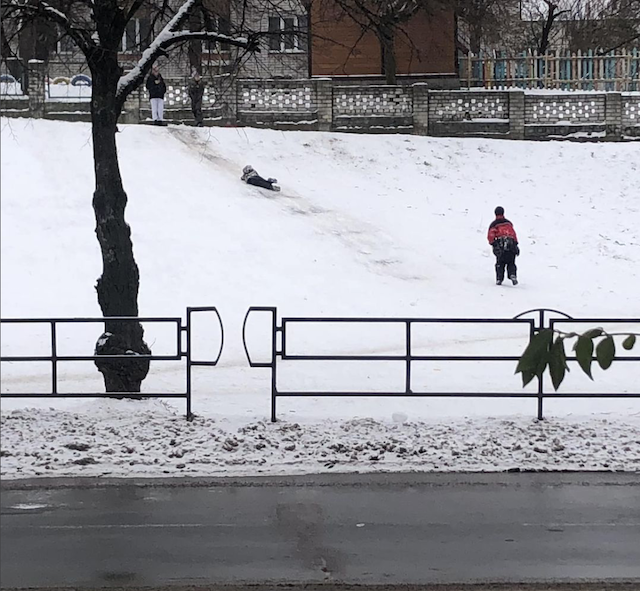 Небезпечна снігова гірка у Житомирі. ФОТО Небезпечна снігова гірка у Житомирі. ФОТО