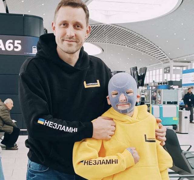 «Він бачив маму, яку завалило камінням»: 8-річний Рома, який після обстрілу Вінниці отримав сильні опіки, почав займатися танцями «Він бачив маму, яку завалило камінням»: 8-річний Рома, який після обстрілу Вінниці отримав сильні опіки, почав займатися танцями