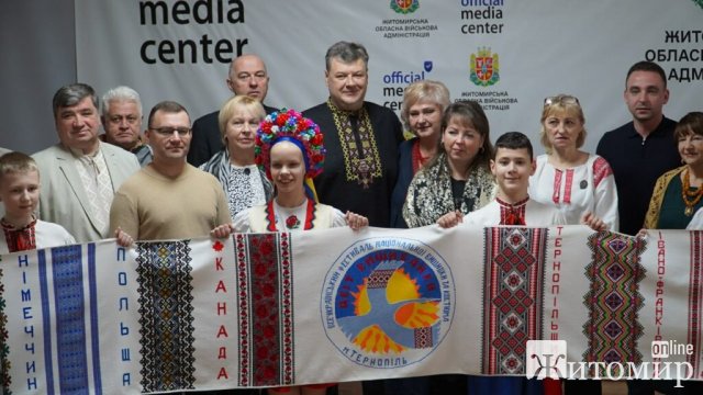 На Житомирщині презентували орнамент області рушника єднання «Цвіт вишиванки» На Житомирщині презентували орнамент області рушника єднання «Цвіт вишиванки»