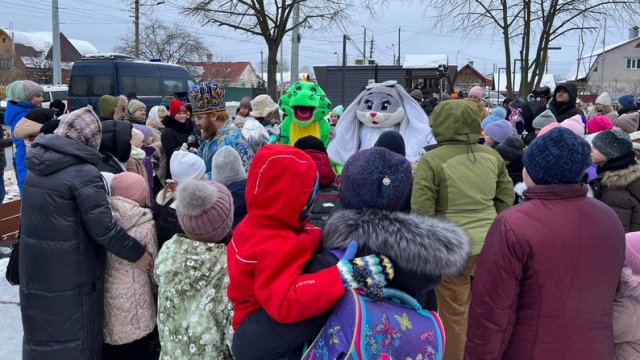 У Житомирі в різних районах казкові герої вітають дітей з новорічними святами У Житомирі в різних районах казкові герої вітають дітей з новорічними святами
