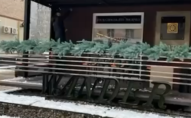 У Житомирі молодик обікрав терасу однієї із кавʼярень міста. ФОТО У Житомирі молодик обікрав терасу однієї із кавʼярень міста. ФОТО