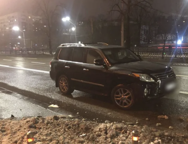 У Києві Lexus протаранив машину поліції: після зіткнення службове авто в’їхало в стіну будинку. Фото У Києві Lexus протаранив машину поліції: після зіткнення службове авто в’їхало в стіну будинку. Фото