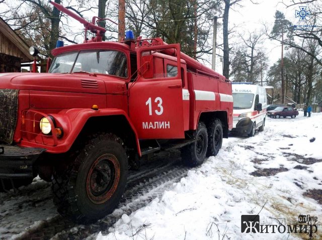 На Житомирщині рятувальники витягнули з узбіччя "швидку" та відтягнули на рівну частину дороги. ФОТО На Житомирщині рятувальники витягнули з узбіччя "швидку" та відтягнули на рівну частину дороги. ФОТО