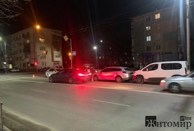 Увечері в Житомирі зіштовхнулись чотири автівки Увечері в Житомирі зіштовхнулись чотири автівки