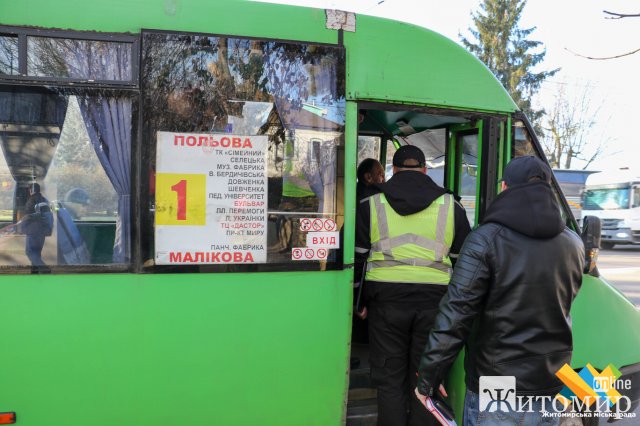 У Житомирі працівники Укртрансбезпеки перевіряли маршрутки У Житомирі працівники Укртрансбезпеки перевіряли маршрутки