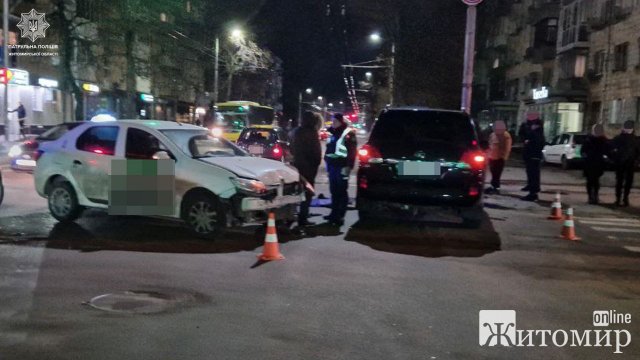 На перехресті у Житомирі зіштовхнулись Renault та Toyota. ФОТО На перехресті у Житомирі зіштовхнулись Renault та Toyota. ФОТО