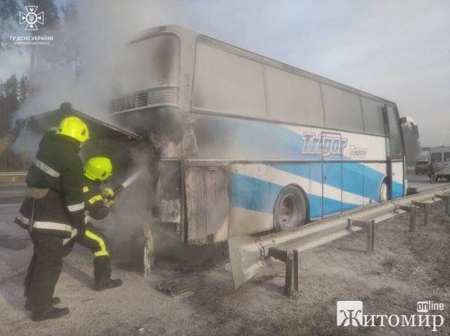 Неподалік Коростишева горів автобус. ФОТО