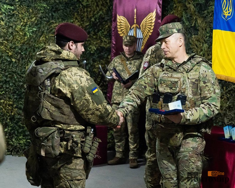 Головнокомандувач ЗСУ відзначив військових житомирської 95-ї бригади - Інформація. Джерело: Zhitomir-OnLine Головнокомандувач ЗСУ відзначив військових житомирської 95-ї бригади - фото №1