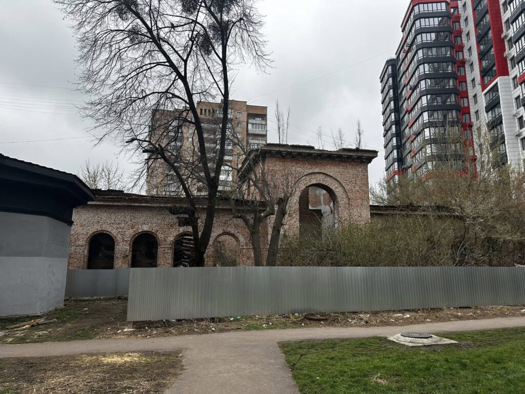 Паркан на Мистецьких Воротах у Житомирі: що відбувається за огорожею? - Події. Джерело: Zhitomir-OnLine Паркан на Мистецьких Воротах у Житомирі: що відбувається за огорожею? - фото №