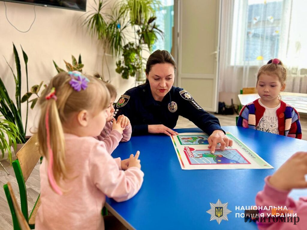 На Звягельщині поліцейські разом з дітьми виготовляли великодні прикраси. ФОТО - Події. Джерело: Zhitomir-OnLine На Звягельщині поліцейські разом з дітьми виготовляли великодні прикраси. ФОТО - фото №2