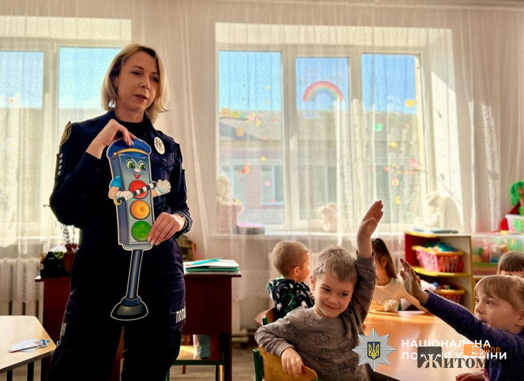 На Звягельщині поліцейські разом з дітьми виготовляли великодні прикраси. ФОТО - Події. Джерело: Zhitomir-OnLine На Звягельщині поліцейські разом з дітьми виготовляли великодні прикраси. ФОТО - фото №1