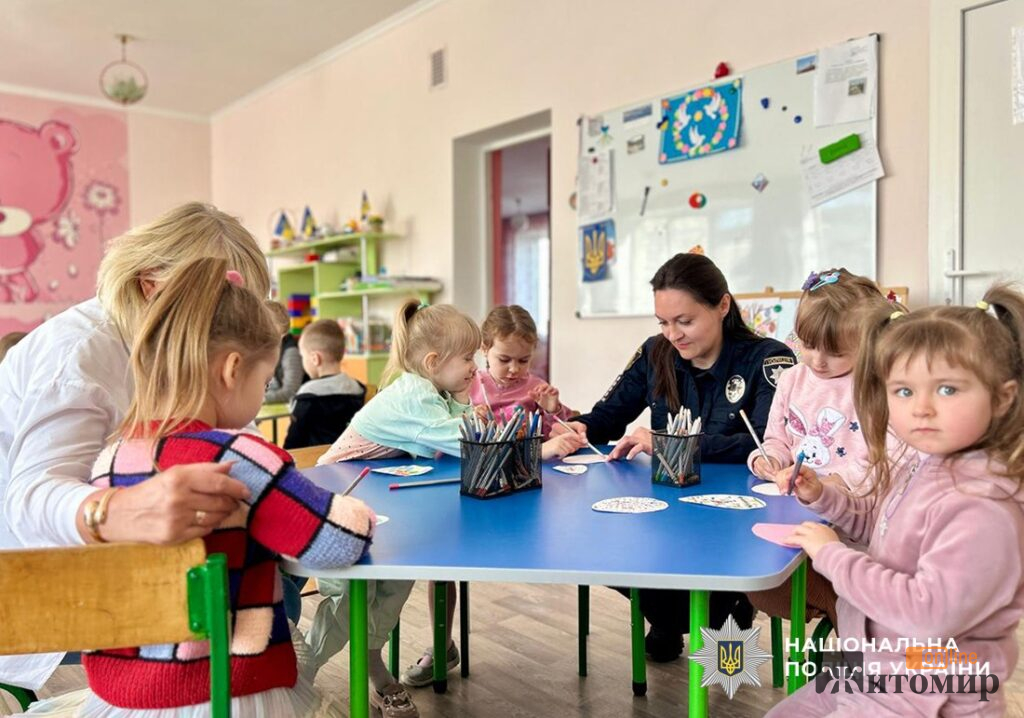 На Звягельщині поліцейські разом з дітьми виготовляли великодні прикраси. ФОТО - Події. Джерело: Zhitomir-OnLine На Звягельщині поліцейські разом з дітьми виготовляли великодні прикраси. ФОТО - фото №