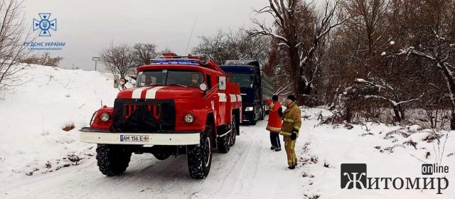 На півночі Житомирської області рятувальники відбуксирували MAN, який застряг на узбіччі та перекрив дорогу. ФОТО На півночі Житомирської області рятувальники відбуксирували MAN, який застряг на узбіччі та перекрив дорогу. ФОТО