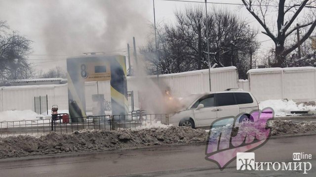 У Житомирі на заправці біля автовокзалу горів Peugeot. ФОТО У Житомирі на заправці біля автовокзалу горів Peugeot. ФОТО