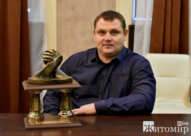 Мер Коростеня вручив подяку 3-разовому чемпіону світу з пара-армрестлінгу Олександру Палєхі Мер Коростеня вручив подяку 3-разовому чемпіону світу з пара-армрестлінгу Олександру Палєхі