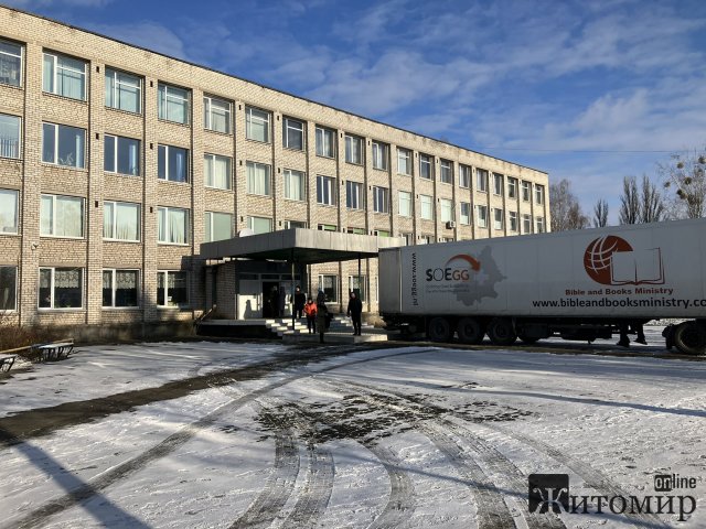 Малинська громада отримала допомогу у вигляді парт, столів та стільчиків для навчальних закладів. ФОТО