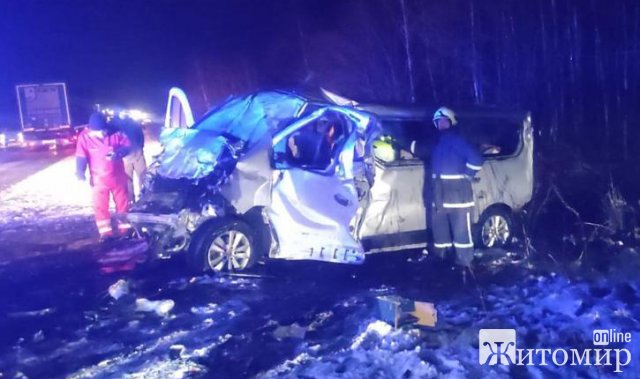 У Житомирській області зіткнулися два мікроавтобуси: постраждали дев’ятеро людей, троє з яких загинули. ФОТО У Житомирській області зіткнулися два мікроавтобуси: постраждали дев’ятеро людей, троє з яких загинули. ФОТО