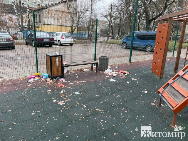 На дитмайданчику в центрі Житомира тиждень ніхто не прибирає купу сміття. ФОТО На дитмайданчику в центрі Житомира тиждень ніхто не прибирає купу сміття. ФОТО