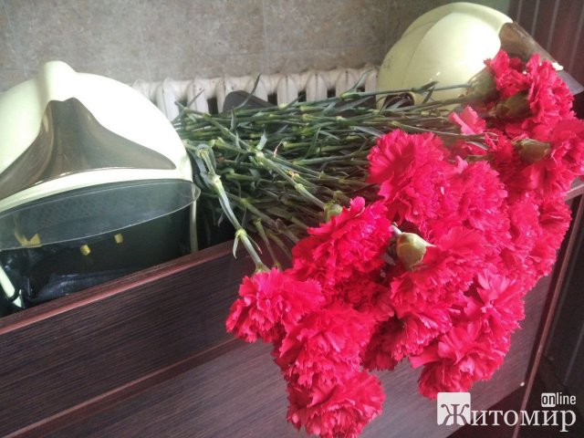 Як у Житомирі прощались з трьома рятувальниками, які загинули під час розмінування в Херсонській області. ФОТО Як у Житомирі прощались з трьома рятувальниками, які загинули під час розмінування в Херсонській області. ФОТО