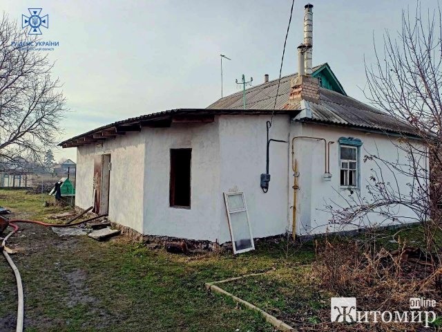 У селищі Житомирської області під час ліквідації пожежі виявили тіло 24-річного чоловіка. ФОТО У селищі Житомирської області під час ліквідації пожежі виявили тіло 24-річного чоловіка. ФОТО