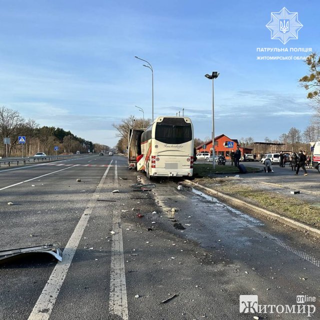 На трасі в Житомирській області пасажирський автобус в На трасі в Житомирській області пасажирський автобус в