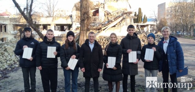 Кращі учні ліцею №25 у Житомирі отримали подарунки від мера міста Таллін. ФОТО Кращі учні ліцею №25 у Житомирі отримали подарунки від мера міста Таллін. ФОТО