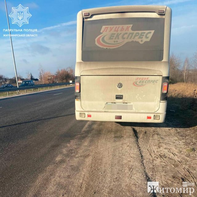 Біля Житомира патрульні зупинили автобуса, водій перебував у стані алкогольного сп’яніння. ФОТО Біля Житомира патрульні зупинили автобуса, водій перебував у стані алкогольного сп’яніння. ФОТО