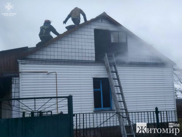 Зранку рятувальники гасили пожежу в селищі Житомирської області та виявили тіло пенсіонерки. ФОТО Зранку рятувальники гасили пожежу в селищі Житомирської області та виявили тіло пенсіонерки. ФОТО