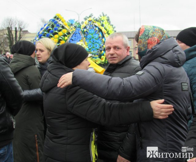 На Малинщині прощались з військовим Миколою Сотніченком, який загинув під Ізюмом в серпні. ФОТО На Малинщині прощались з військовим Миколою Сотніченком, який загинув під Ізюмом в серпні. ФОТО