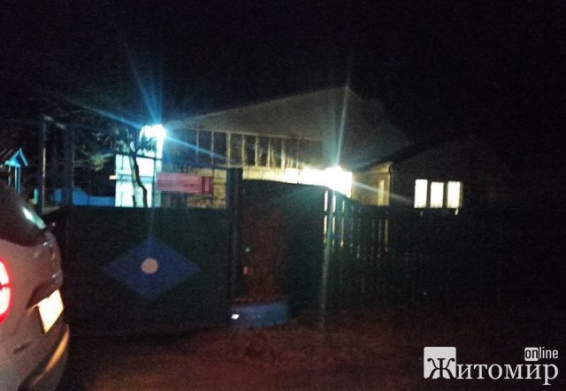 У селі біля Житомира сусіди розійшлись у політичних поглядах: одного доправили в лікарню з пораненням грудної клітини та легень. ФОТО 