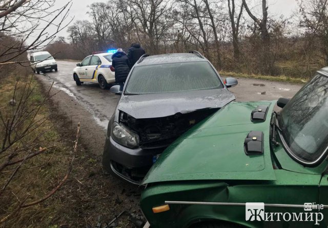 На трасі в Ружинській громаді ВАЗ зіштовхнувся з Volkswagen, травмовані дві жінки. ФОТО