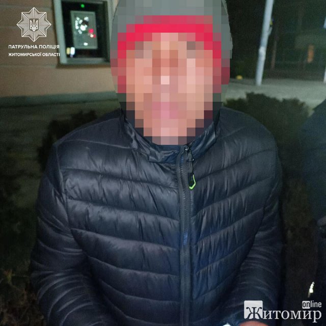На Театральній в Житомирі патрульні виявили у чоловіка пігулки невідомого походження. ФОТО На Театральній в Житомирі патрульні виявили у чоловіка пігулки невідомого походження. ФОТО