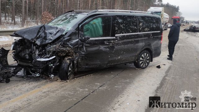 На автодорозі поблизу з Житомиром через ДТП ускладнений рух транспорту. ФОТО На автодорозі поблизу з Житомиром через ДТП ускладнений рух транспорту. ФОТО