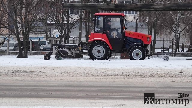 Заступник мера Житомира розповів про роботу комунальників з очищення міста від снігу. ФОТО Заступник мера Житомира розповів про роботу комунальників з очищення міста від снігу. ФОТО