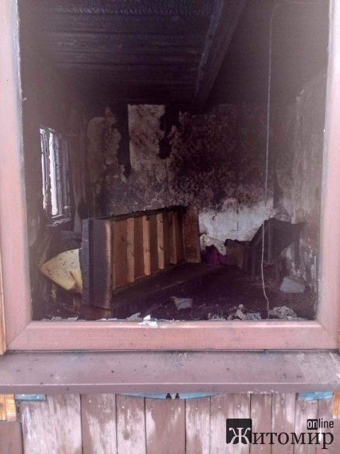 У селищі на Житомирщині горів будинок, одна дитина отримала опіки: родині потрібна допомога. ФОТО У селищі на Житомирщині горів будинок, одна дитина отримала опіки: родині потрібна допомога. ФОТО