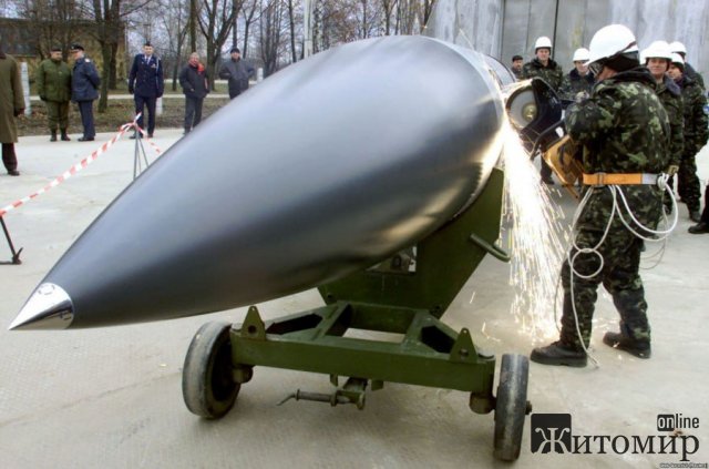 Утилізація ракети Х-22 на аеродромі в Озерному. ФОТО Утилізація ракети Х-22 на аеродромі в Озерному. ФОТО
