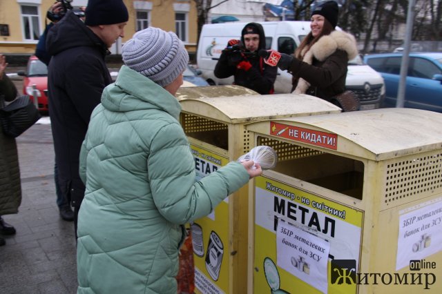У Житомирі люди почали зносити матеріали для виготовлення окопних свічок. ФОТО У Житомирі люди почали зносити матеріали для виготовлення окопних свічок. ФОТО
