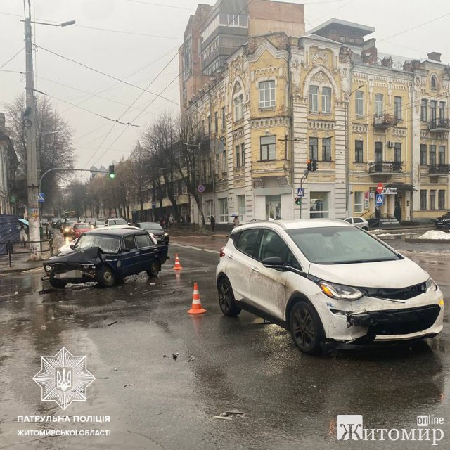 На перехресті в Житомирі зіштовхнулись Chevrolet та ВАЗ, є потерпілі. ФОТО На перехресті в Житомирі зіштовхнулись Chevrolet та ВАЗ, є потерпілі. ФОТО