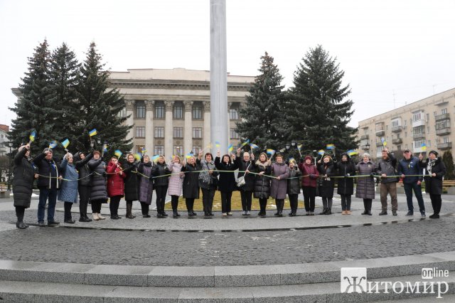 На майдані Соборному житомиряни утворили живий ланцюг єднання. ФОТО