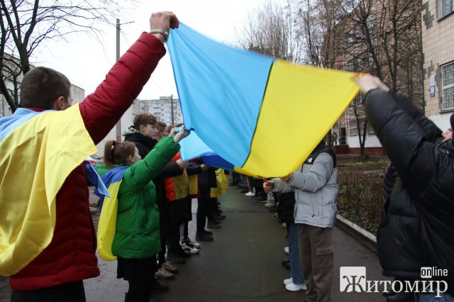 У Житомирі учні двох ліцеїв об’єдналися у живому ланцюзі єднання. ФОТО