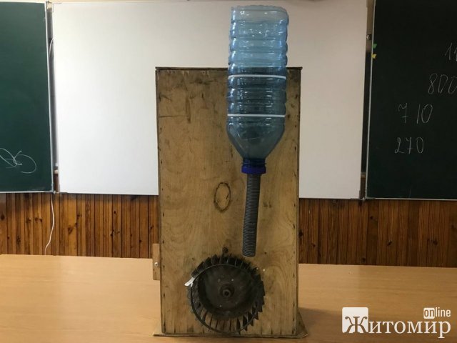 Школяр з Житомира розробив прилад отримання електроенергії від дощу. ФОТО. ВІДЕО