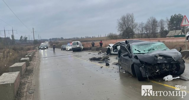 Поблизу Житомира Toyota під час обгону врізалась в мінівен, а потім в Audi А7, є потерпілі. ФОТО
