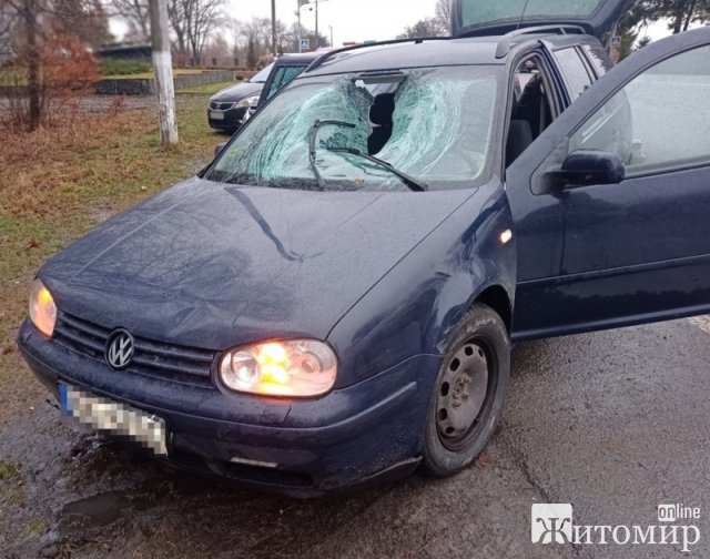 У Звягелі водій на Volkswagen збив чоловіка, потерпілого госпіталізували. ФОТО
